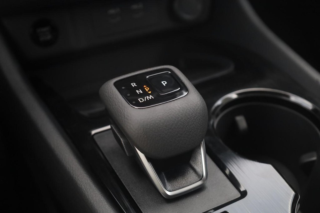 Nissan Rogue Vehicle Image 19