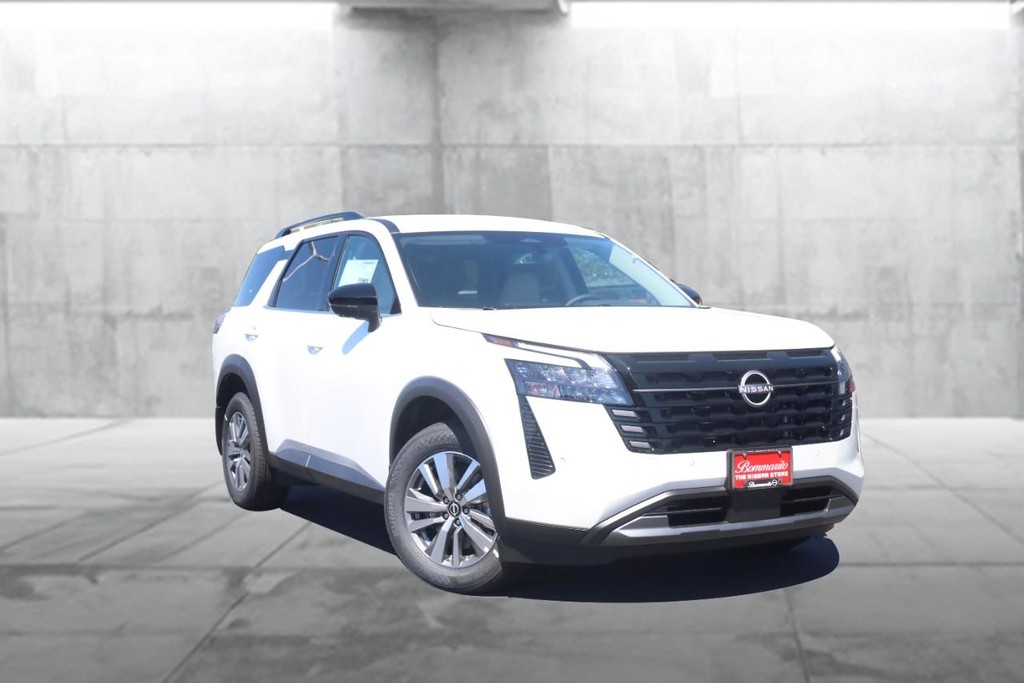 Nissan Pathfinder Vehicle Image 02