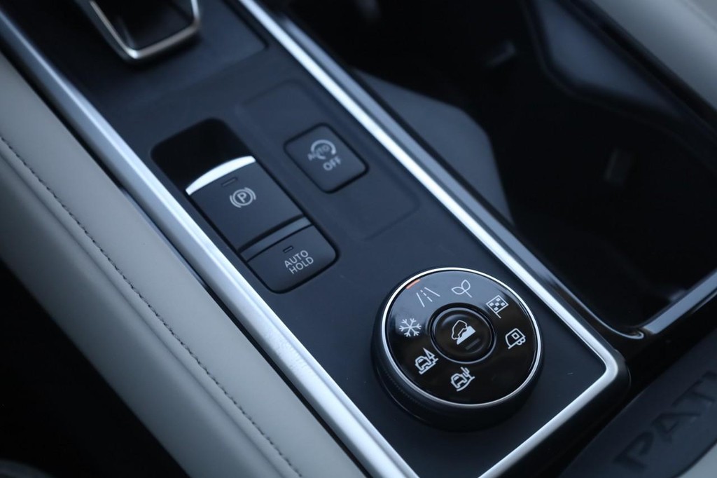 Nissan Pathfinder Vehicle Image 18