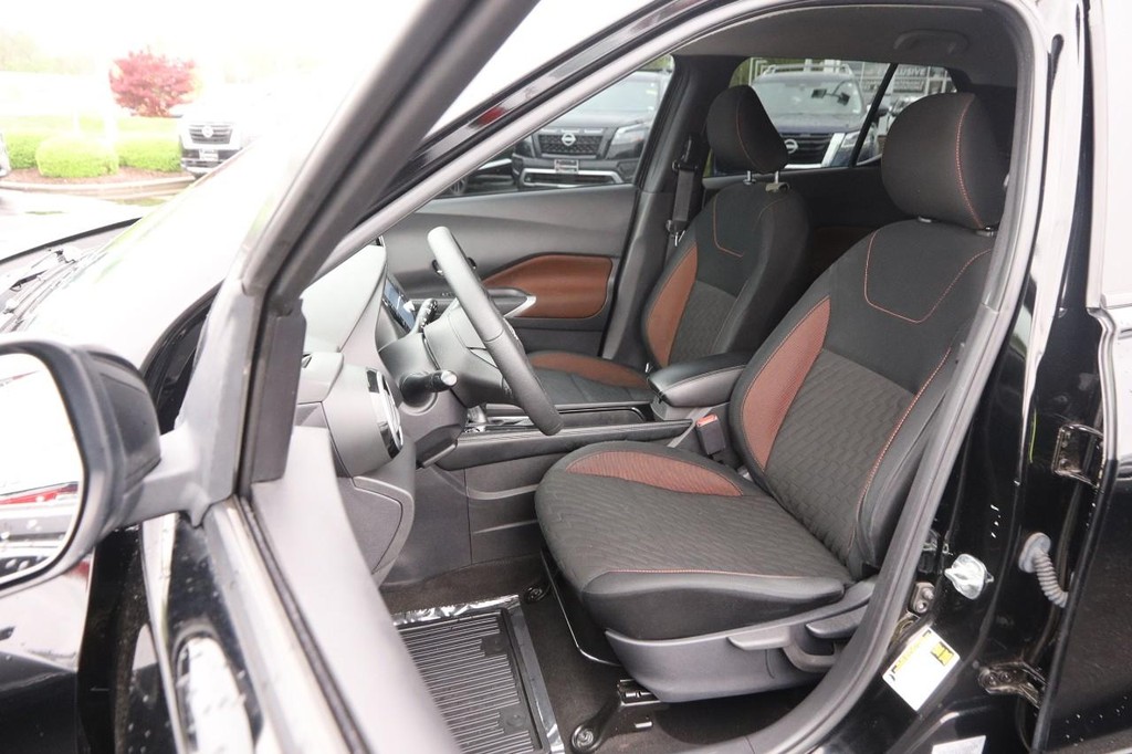 Nissan Kicks Vehicle Image 08