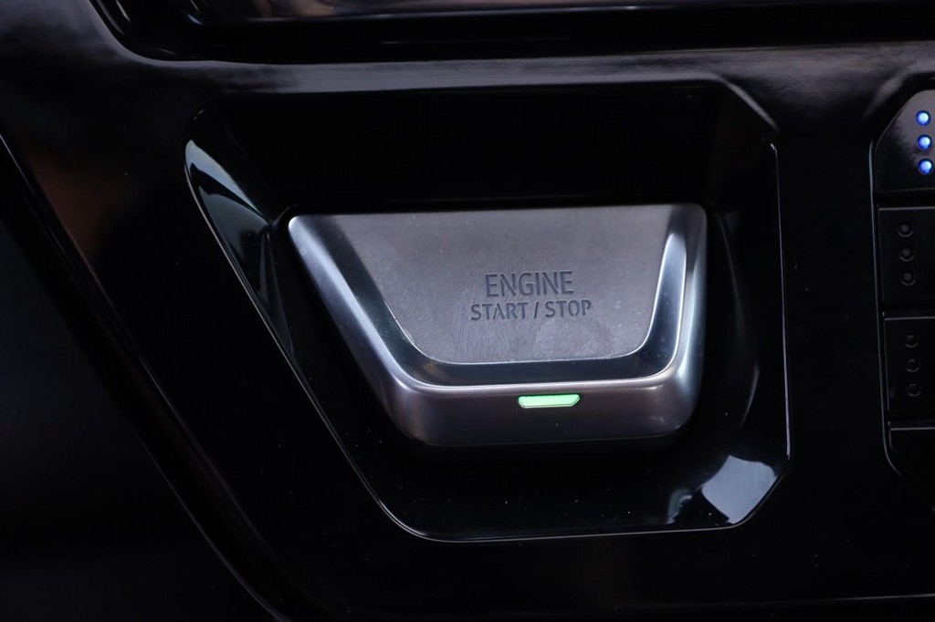 GMC Sierra 1500 Vehicle Full-screen Gallery Image 16