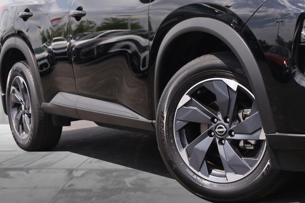 Nissan Rogue Vehicle Image 03