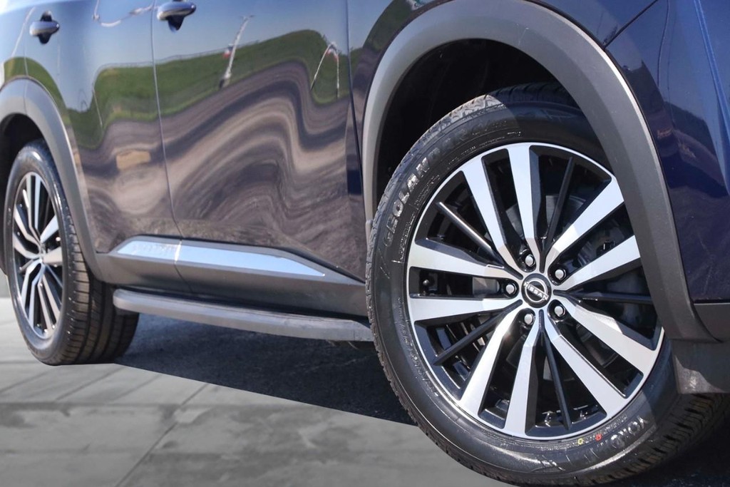 Nissan Pathfinder Vehicle Full-screen Gallery Image 3