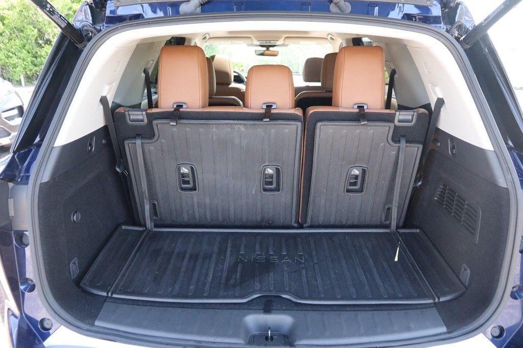 Nissan Pathfinder Vehicle Full-screen Gallery Image 7