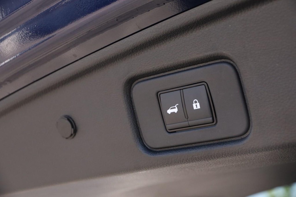 Nissan Pathfinder Vehicle Full-screen Gallery Image 8