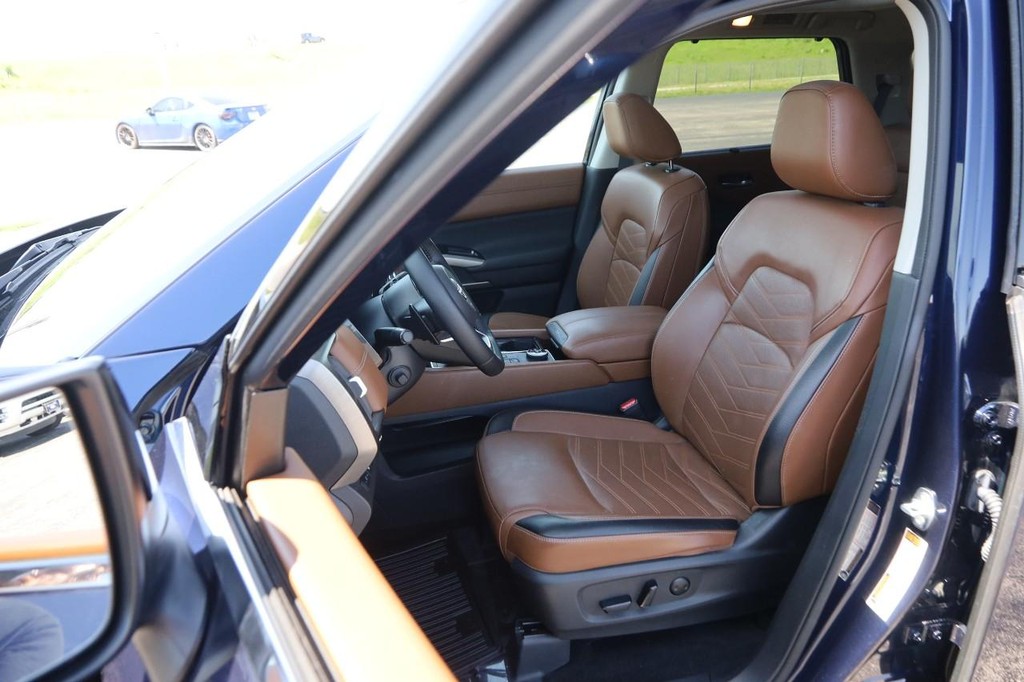 Nissan Pathfinder Vehicle Full-screen Gallery Image 10