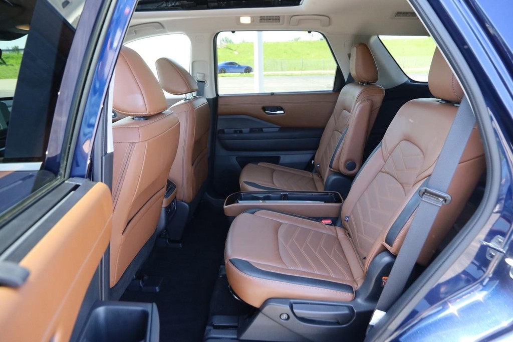 Nissan Pathfinder Vehicle Full-screen Gallery Image 11