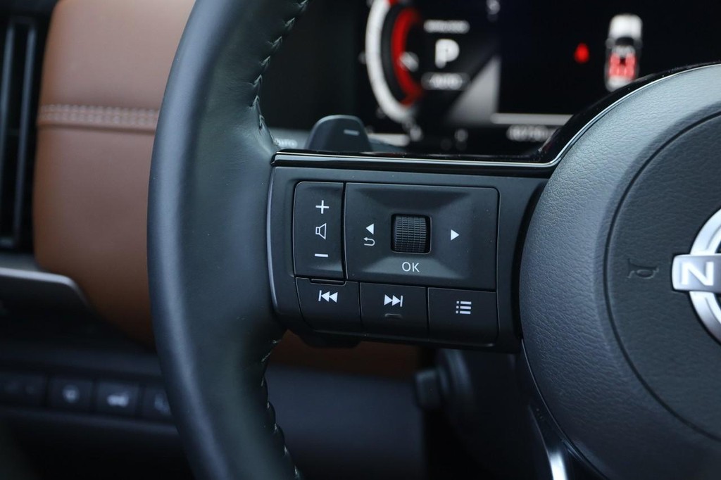Nissan Pathfinder Vehicle Full-screen Gallery Image 14
