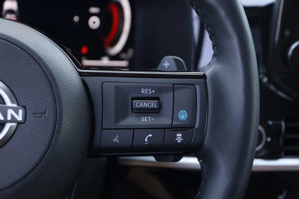 Nissan Pathfinder Vehicle Full-screen Gallery Image 15
