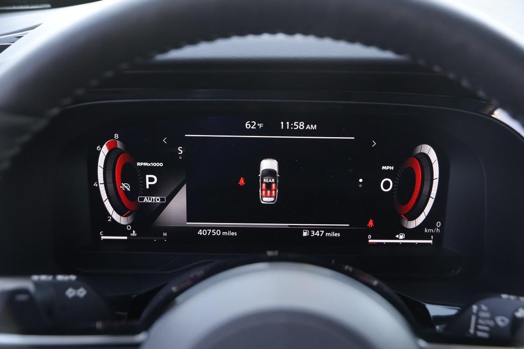 Nissan Pathfinder Vehicle Full-screen Gallery Image 16