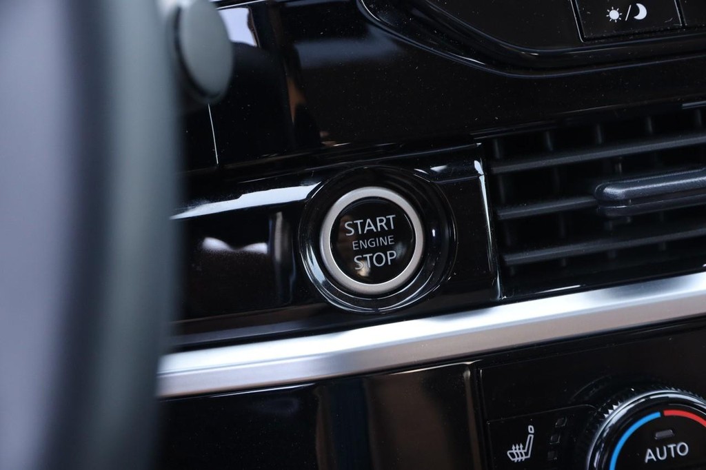 Nissan Pathfinder Vehicle Full-screen Gallery Image 21