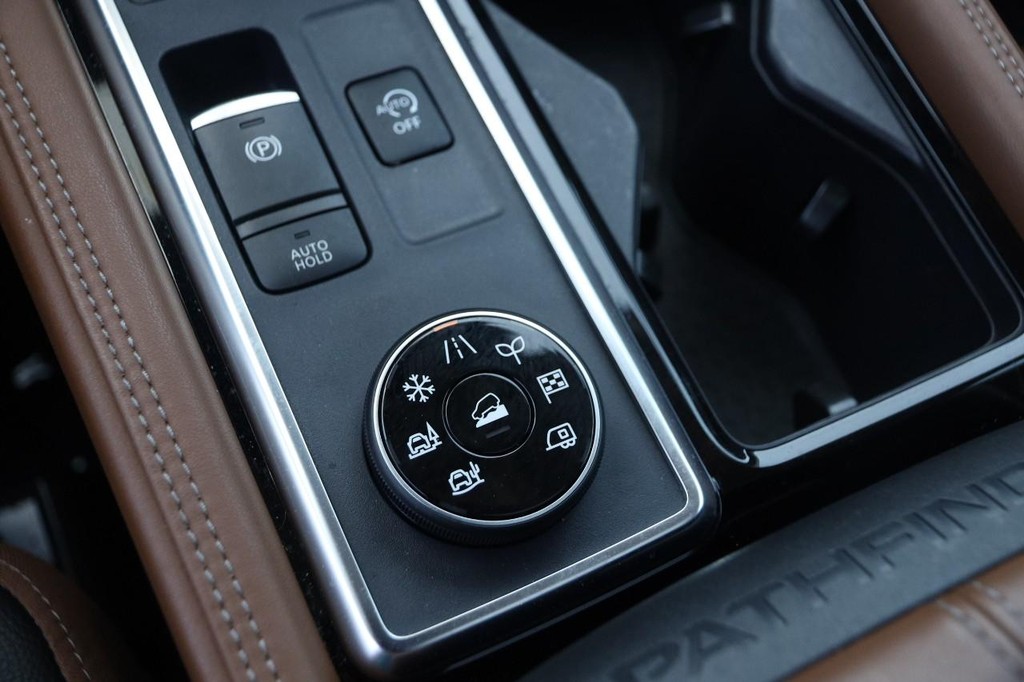 Nissan Pathfinder Vehicle Full-screen Gallery Image 22