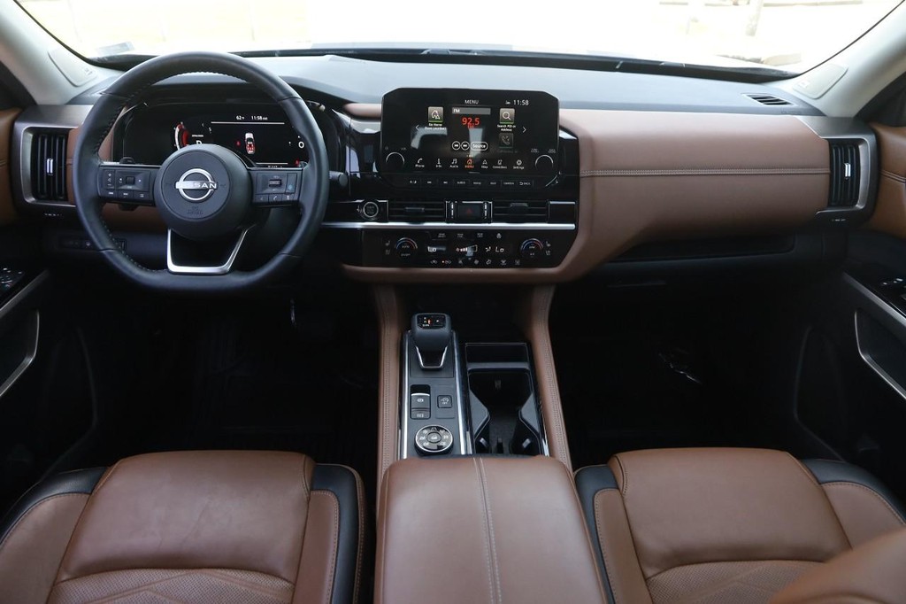 Nissan Pathfinder Vehicle Full-screen Gallery Image 24