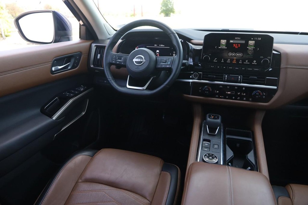 Nissan Pathfinder Vehicle Full-screen Gallery Image 25