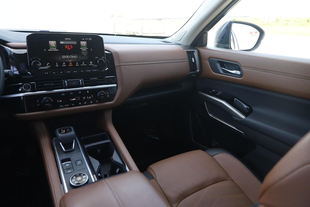 Nissan Pathfinder Vehicle Full-screen Gallery Image 28