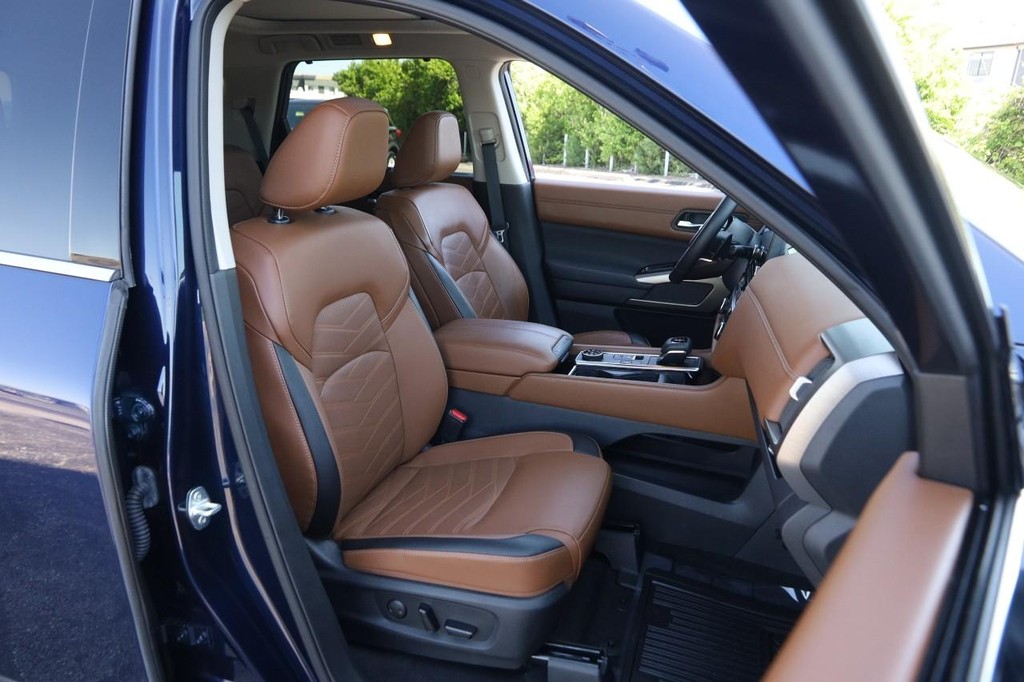 Nissan Pathfinder Vehicle Full-screen Gallery Image 29
