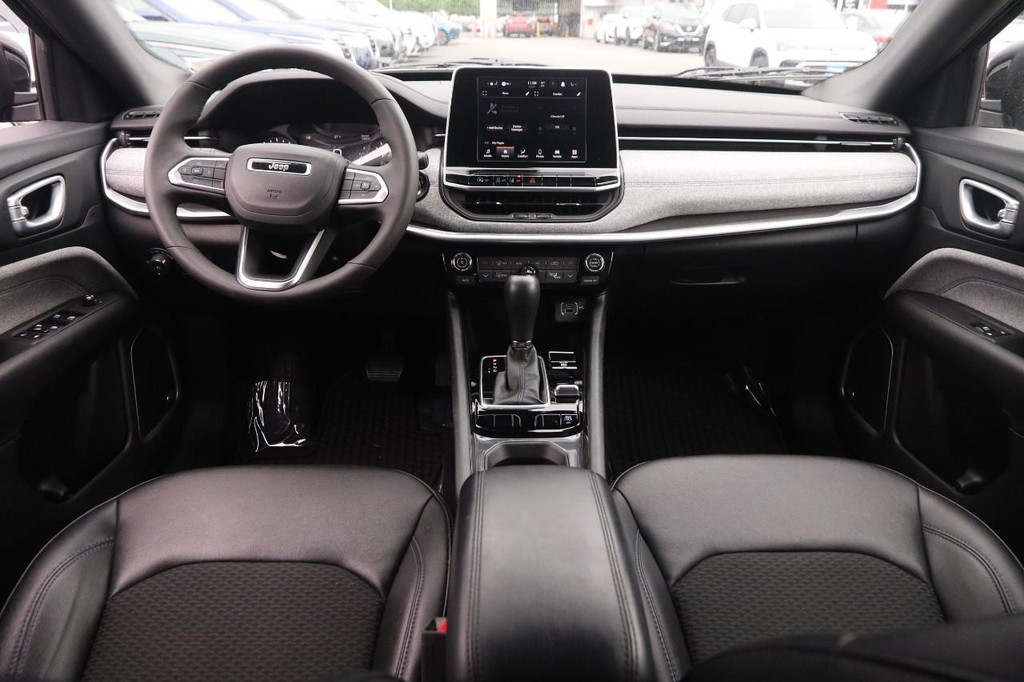 Jeep Compass Vehicle Image 22