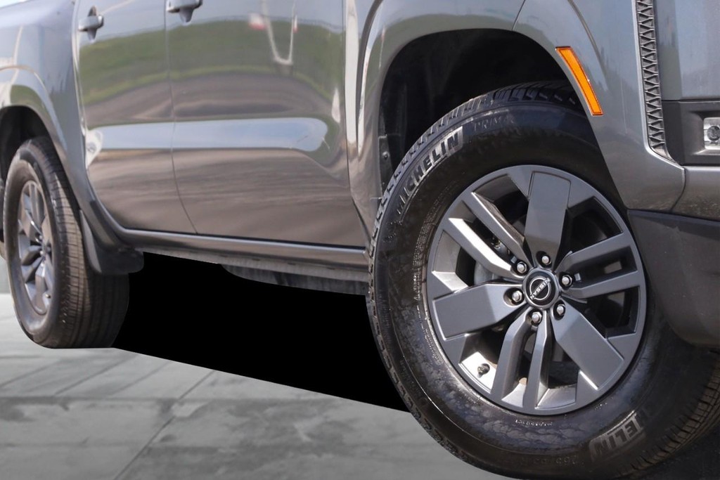 Nissan Frontier Vehicle Full-screen Gallery Image 3