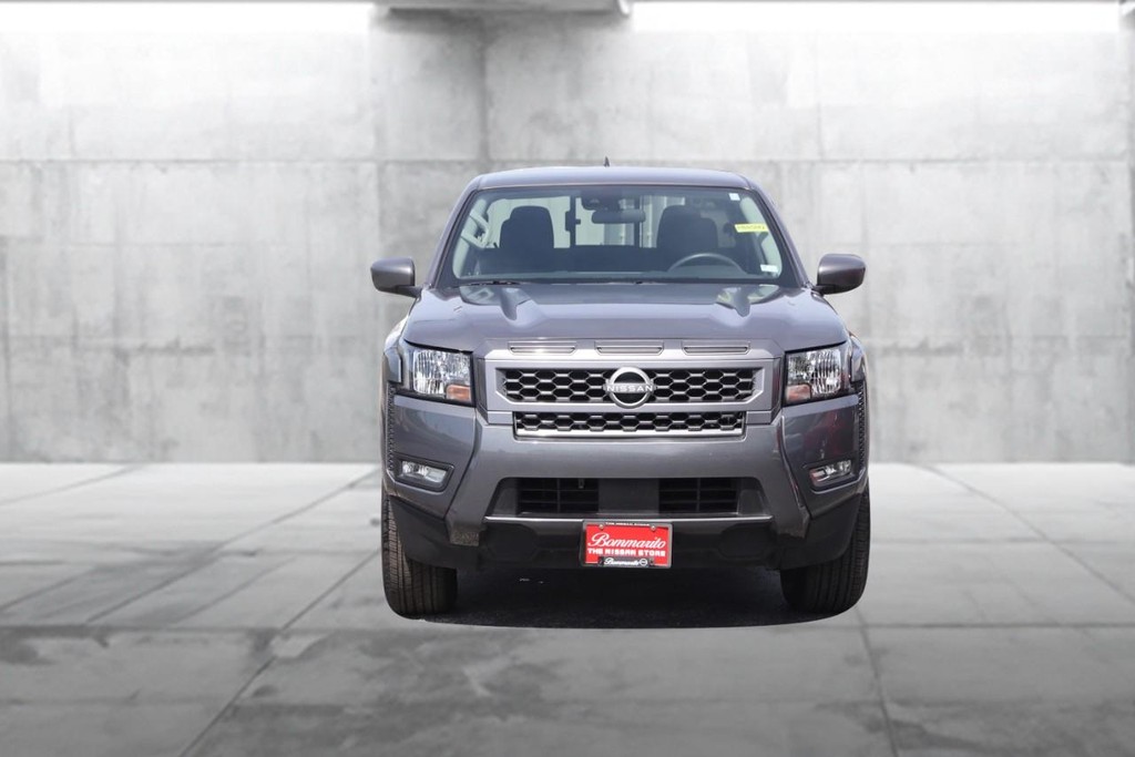 Nissan Frontier Vehicle Full-screen Gallery Image 4