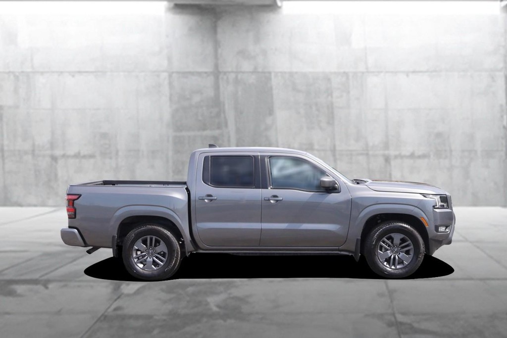 Nissan Frontier Vehicle Full-screen Gallery Image 5
