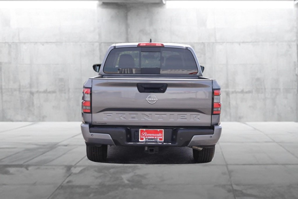Nissan Frontier Vehicle Full-screen Gallery Image 6