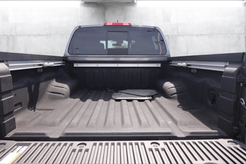 Nissan Frontier Vehicle Full-screen Gallery Image 7