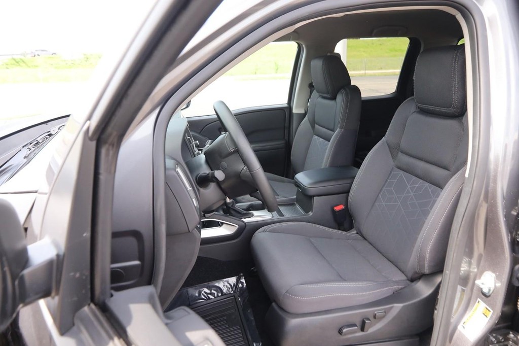 Nissan Frontier Vehicle Full-screen Gallery Image 8