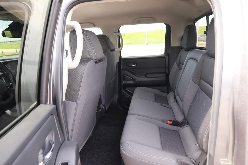 Nissan Frontier Vehicle Full-screen Gallery Image 9