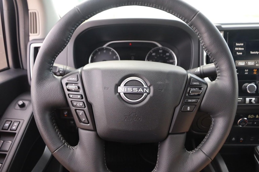 Nissan Frontier Vehicle Full-screen Gallery Image 10