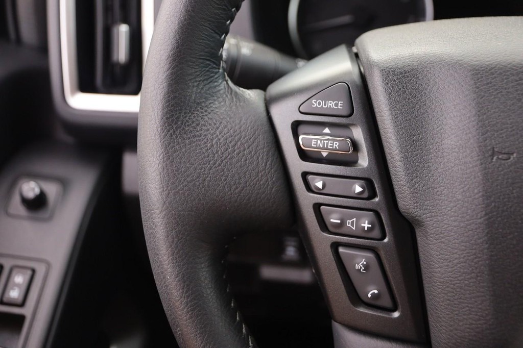 Nissan Frontier Vehicle Full-screen Gallery Image 11