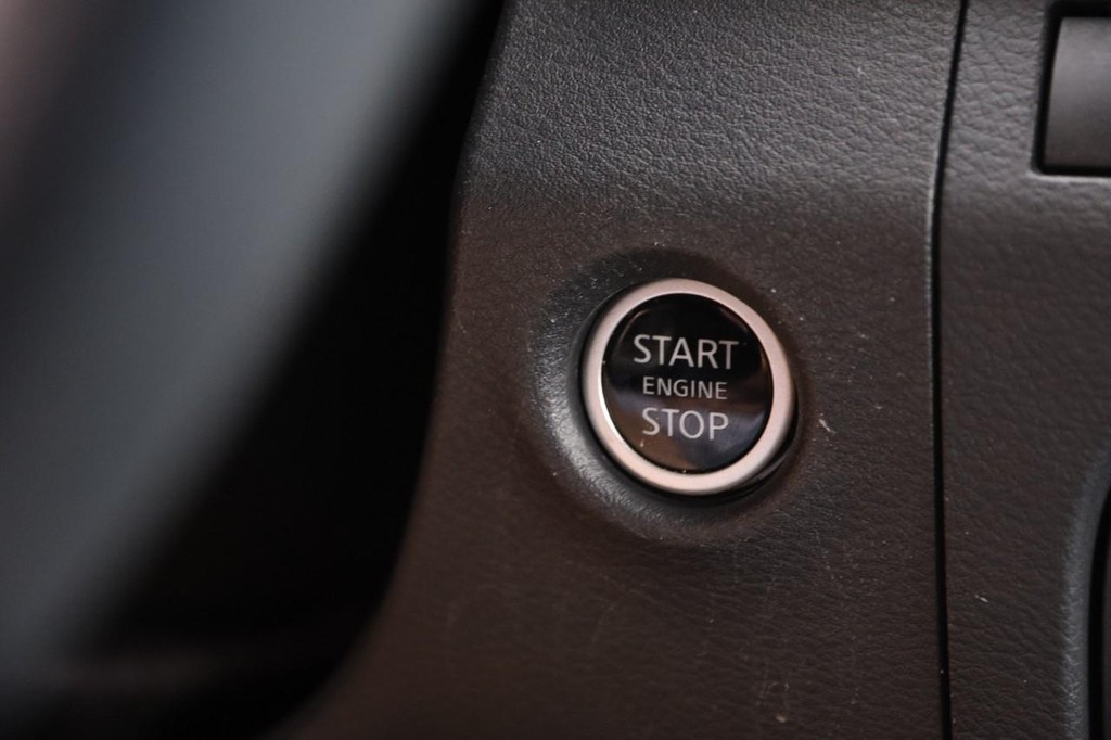 Nissan Frontier Vehicle Full-screen Gallery Image 14