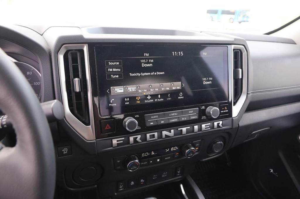 Nissan Frontier Vehicle Full-screen Gallery Image 15