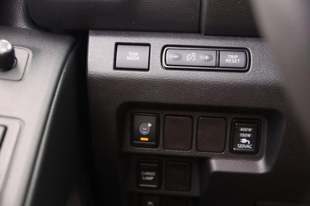 Nissan Frontier Vehicle Full-screen Gallery Image 19