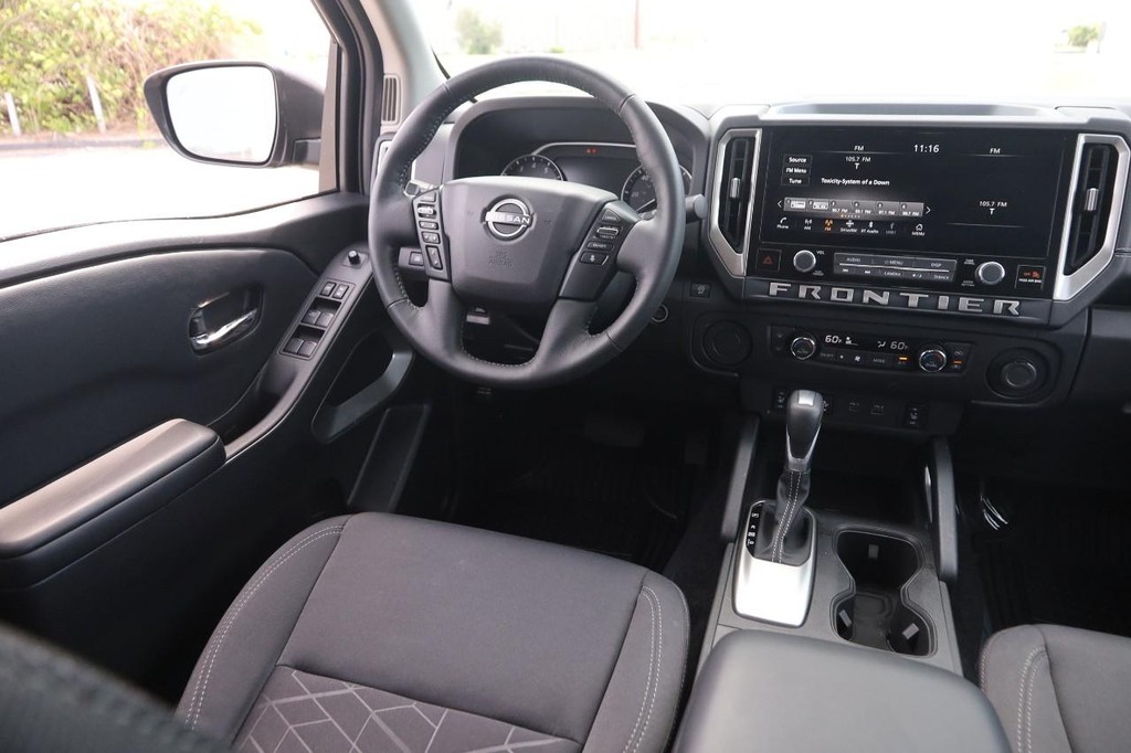 Nissan Frontier Vehicle Full-screen Gallery Image 21