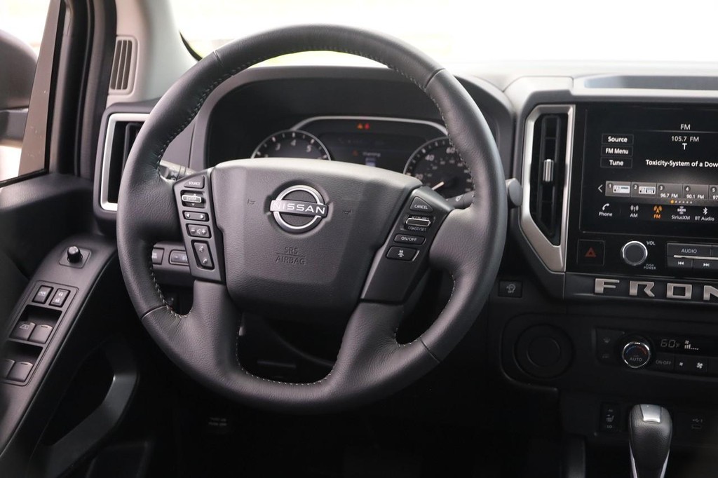 Nissan Frontier Vehicle Full-screen Gallery Image 22