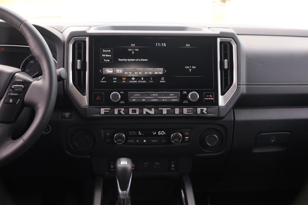 Nissan Frontier Vehicle Full-screen Gallery Image 23