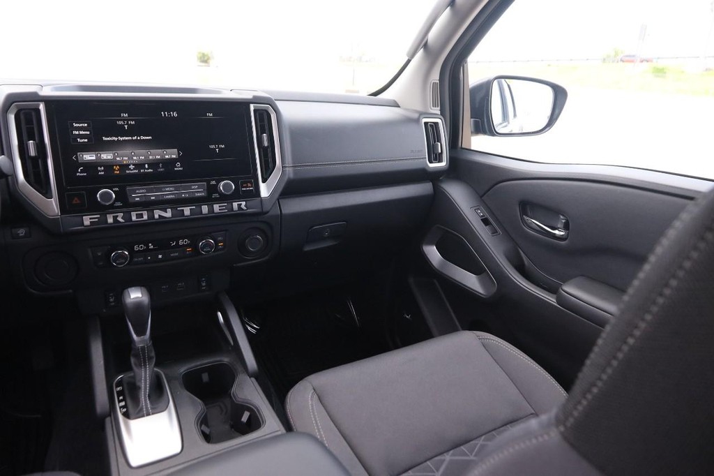 Nissan Frontier Vehicle Full-screen Gallery Image 24