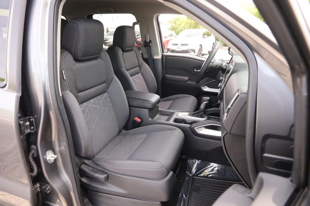 Nissan Frontier Vehicle Full-screen Gallery Image 25
