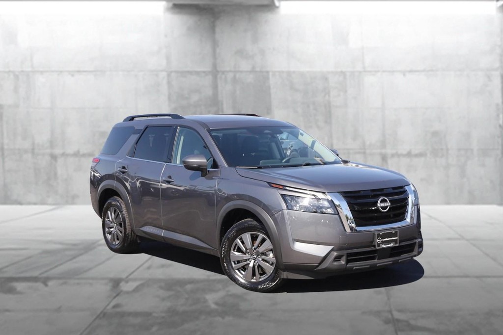 Nissan Pathfinder Vehicle Full-screen Gallery Image 2