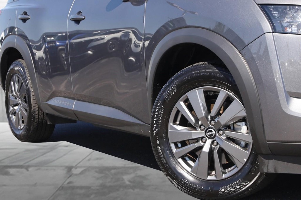 Nissan Pathfinder Vehicle Full-screen Gallery Image 3