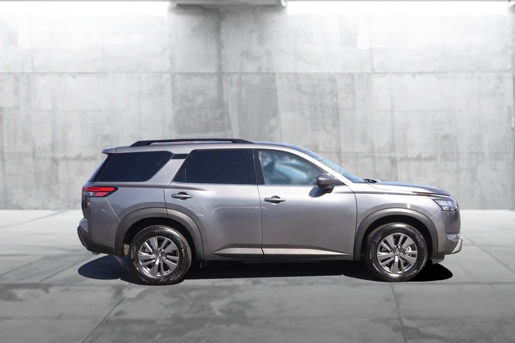 Nissan Pathfinder Vehicle Full-screen Gallery Image 5