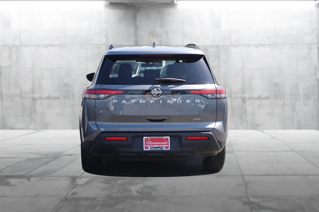 Nissan Pathfinder Vehicle Full-screen Gallery Image 6