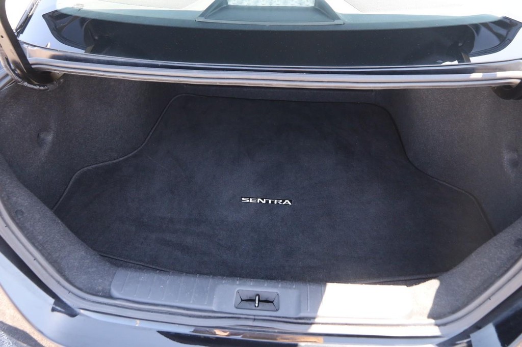 Nissan Pathfinder Vehicle Full-screen Gallery Image 7