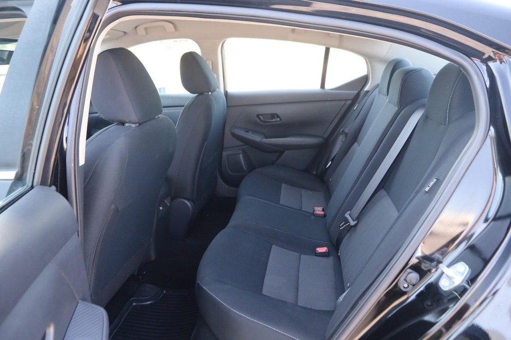 Nissan Pathfinder Vehicle Full-screen Gallery Image 9