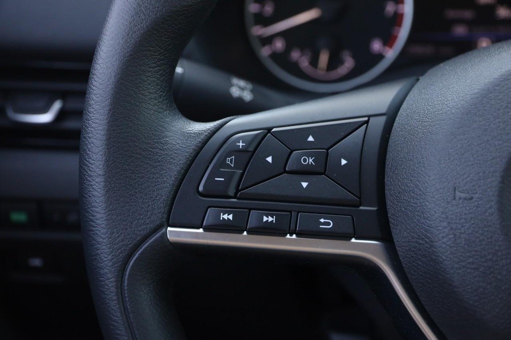 Nissan Pathfinder Vehicle Full-screen Gallery Image 11