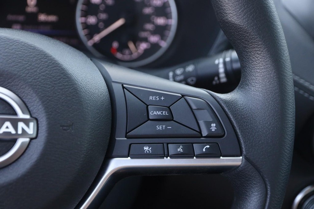 Nissan Pathfinder Vehicle Full-screen Gallery Image 12