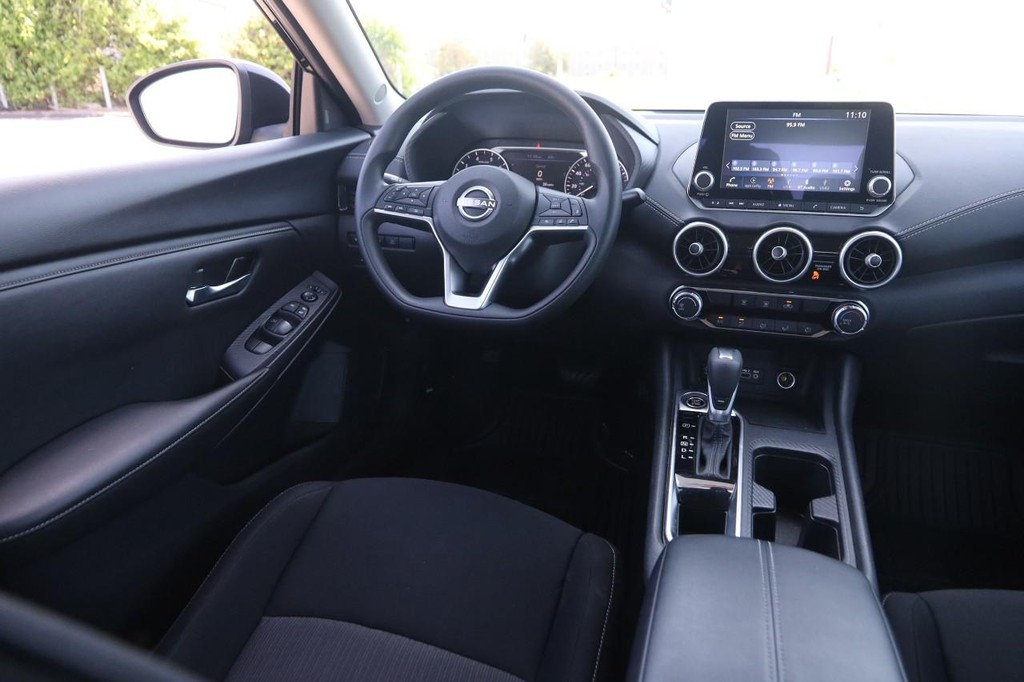 Nissan Pathfinder Vehicle Full-screen Gallery Image 22
