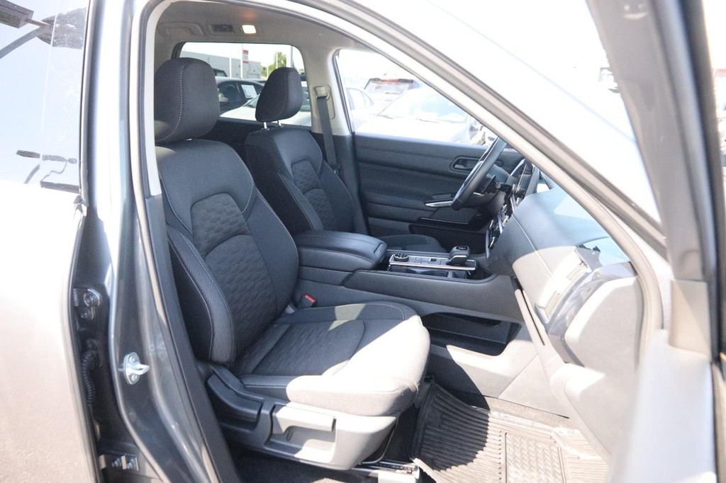 Nissan Pathfinder Vehicle Full-screen Gallery Image 23