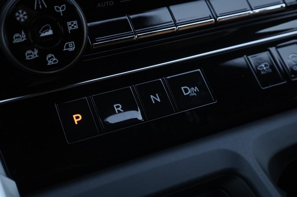 Nissan Armada Vehicle Image 17