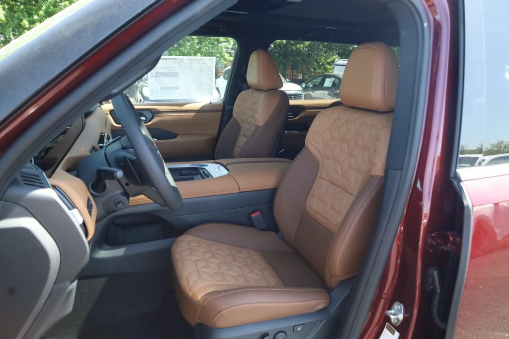 Nissan Armada Vehicle Image 18